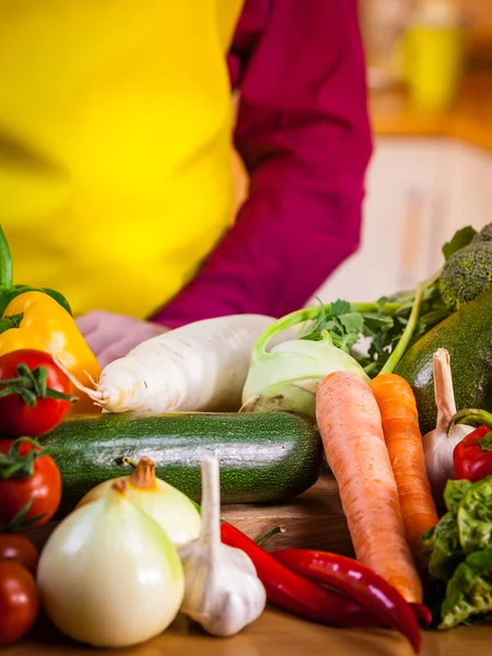 Sluiten Van Veel Gezonde Groenten Keukentafel Diverse Kleurrijke Groenten Vegetarische — Stockfoto