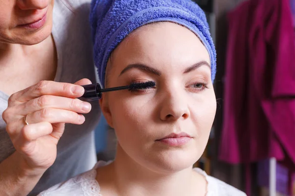 Concepto Visage Mujer Cerca Con Toalla Pelo Mojado Maquillarse Los —  Fotos de Stock