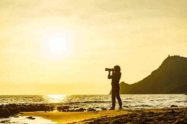 Touristin Mit Kamera Fotografiert Den Strand Von Monsul Bei Sonnenuntergang — Stockfoto