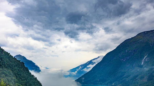 挪威斯堪的纳维亚半岛 浮云覆盖水面的峡湾景观 — 图库照片