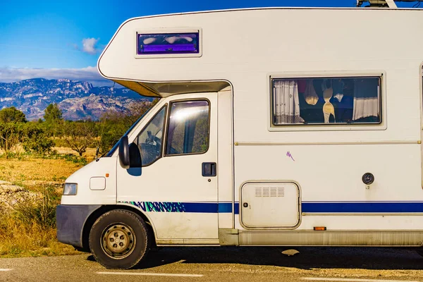 Camper Veículo Camping Beira Estrada Montanhas Espanholas Paisagem Fundo — Fotografia de Stock