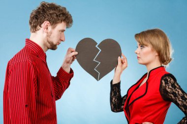 Ayrıl ve ilişki içinde ayrıl. Aşık insanlar arasında negatif duygular. İki kalbi kırık genç bir çift. Aşıklar ayrılıyor.