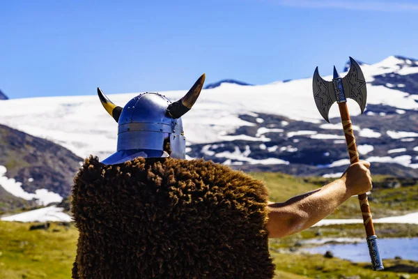 ノルウェーの山の自然でヘルメットと斧を持つバイキング戦士 観光と旅行のコンセプト — ストック写真