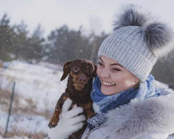 Jovem Mulher Divertindo Fora Neve Feminino Brincando Com Seu Pequeno — Fotografia de Stock