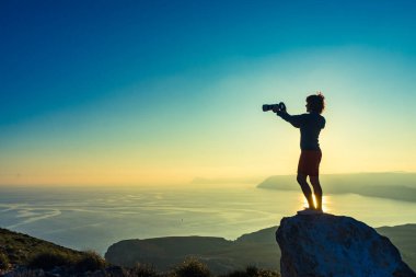 İspanya 'nın kıyı manzarasından fotoğraf çeken kadın turist Mesa Roldán, Endülüs İspanya. Cabo de Gata Doğal Parkı.