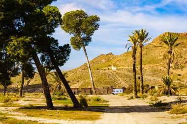İspanya 'nın Sierra Alhamilla dağlarındaki El Chorrillo' da karavan kampı. Turist eğlencesi