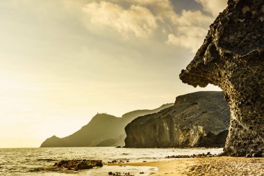 Monsul plajı. Sahil manzarası, Cabo de Gata Nijar Doğal Parkı, Almerya, Endülüs, İspanya. Turist eğlencesi