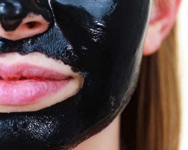 Zbliżenie Kobieta Carbo Detox Czarny Odrywanie Maska Twarzy Widok Szczegółowy — Zdjęcie stockowe