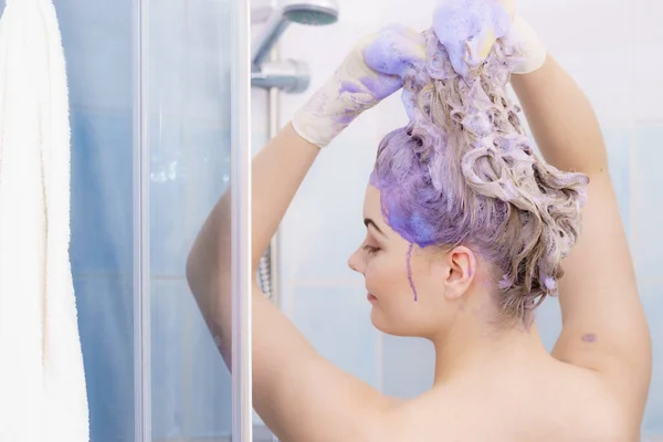 Vrouw Die Shampoo Haar Haar Aanbrengt Vrouw Met Paars Wasmiddel — Stockfoto