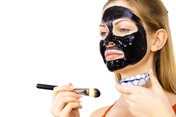 Jeune Femme Appliquant Avec Pinceau Noir Détox Décoller Masque Sur — Photo