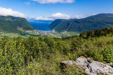 Norveç 'in batısındaki Stolsheimen fiyordunda Vik köyü olan dağlar vadisi. Norveç yaz manzarası. Tatil ve seyahat.