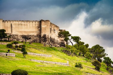 Fuengirola 'daki Sohail Kalesi, Malaga İspanya. Turistik bir yer, ziyaret edilecek bir yer. Costa del Sol 'da tatiller.