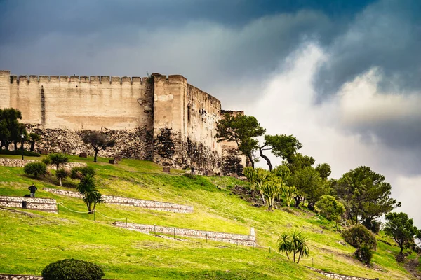 Fuengirola 'daki Sohail Kalesi, Malaga İspanya. Turistik bir yer, ziyaret edilecek bir yer. Costa del Sol 'da tatiller.