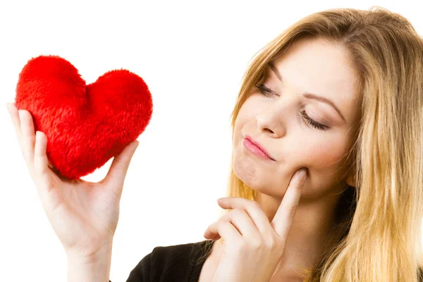 Junge Frau Denkt Über Liebe Oder Valentinstag Geschenkideen Nach Frau — Stockfoto