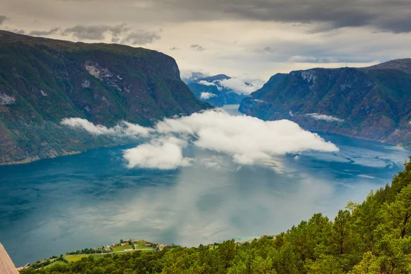 Aurlandsfjord Fiordo Paisaje Con Nubes Sobre Superficie Del Mar Noruega — Foto de Stock