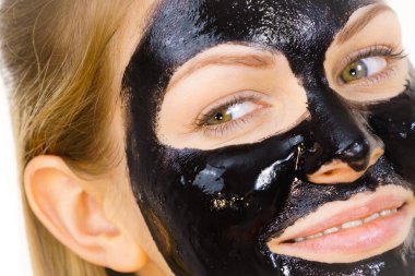 Yüzünde kozmetik olan genç bir kadın, karbonhidrat temizleme maskesi. Spa tedavisi. Cilt bakımı.