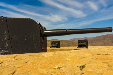 Akdeniz kıyısında Castillitos bataryası. İspanya 'nın Cartagena Murcia bölgesi yakınlarındaki turistik bir yer. Savunma kalesi. Tarihi dönüm noktası.