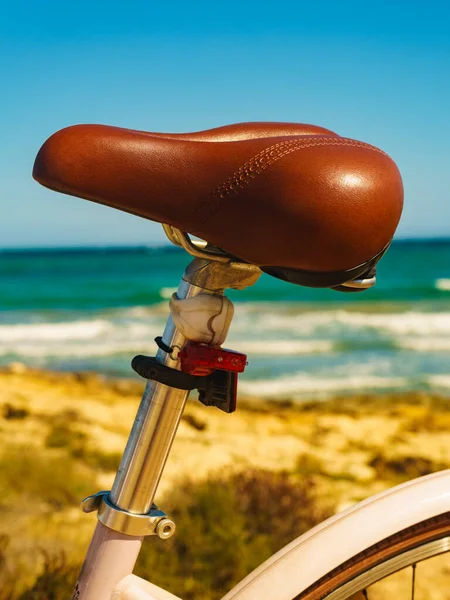 Bicicleta Feminina Livre Estacionado Praia Costa Mar Elemento Assento Férias — Fotografia de Stock