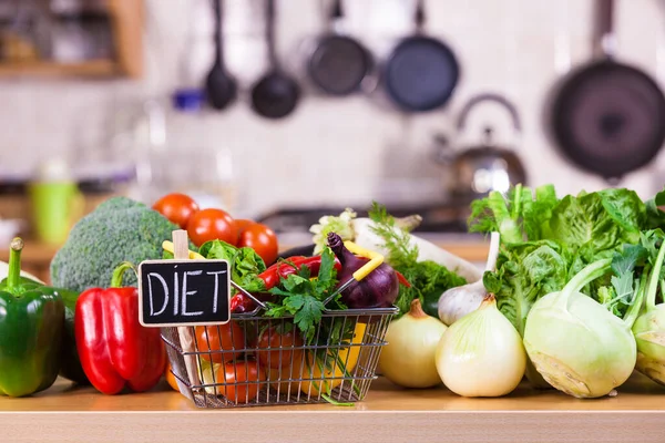 Winkelwagen Met Dieetbord Veel Kleurrijke Groenten Gezond Eten Levensstijl Vegetarisch — Stockfoto