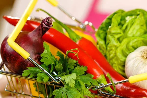 Winkelwagen Met Veel Kleurrijke Groenten Gezond Eten Levensstijl Voedingsstoffen Vegetarisch — Stockfoto