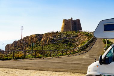 Karavan Mesa Roldán Kulesi 'nde. Cabo de Gata Nijar Doğal Parkı, Endülüs İspanya. Turistik ilgi, Savunma kuleleri.