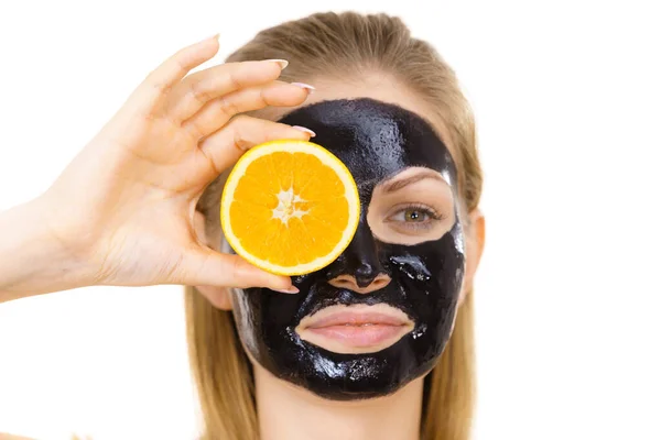 Žena Červenou Detoxikační Černou Maskou Obličeji Držící Pomerančové Ovoce Dospívající — Stock fotografie