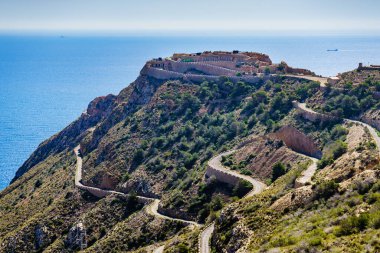 İspanya 'da turistik yerler. Cartagena yakınlarındaki Castillitos bataryası, Cabo Tinoso. Deniz ufkuyla uzaklıktan görünüm.