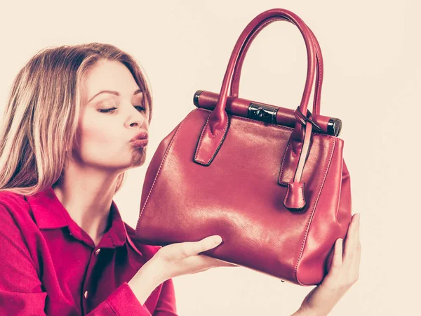 Mujer Joven Bonita Moda Con Elegante Camisa Roja Casual Bolso —  Fotos de Stock