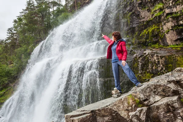 Mujer Turista Svandalsfossen Noruega Poderosa Cascada Montañas Noruegas Ruta Nacional — Foto de Stock