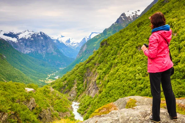 Vacaciones Turísticas Viajes Turista Femenina Tomando Fotos Con Cámara Fotográfica — Foto de Stock