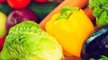 Mutfak masasında bir sürü sağlıklı renkli sebze var. Diyet, vejetaryen yerel taze yiyecek, doğal vitamin kaynağı.