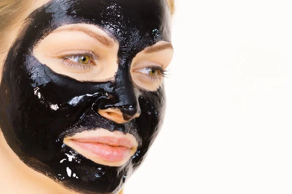 Mujer Joven Con Cosmética Cara Máscara Desintoxicación Carbohidratos Color Negro —  Fotos de Stock
