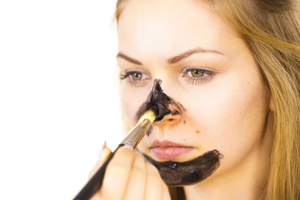 Junge Frau Die Mit Pinsel Reinigende Kohle Maske Aufgetragen Wird — Stockfoto