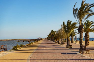 San Pedro del Pinatar parkında yürüyüş alanı, Murcia İspanya. Turist eğlencesi
