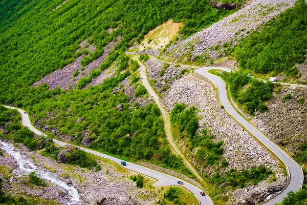 Trolls Path Trollstigen Sinuosa Carretera Montaña Escénica Con Coches Noruega — Foto de Stock