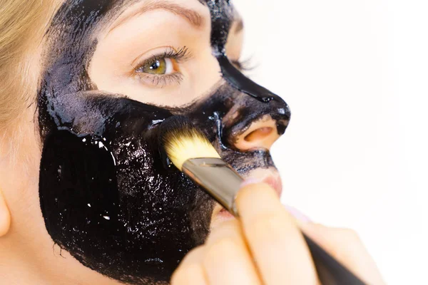 Mujer Joven Aplicando Con Cepillo Mascarilla Barro Detox Negro Cara —  Fotos de Stock