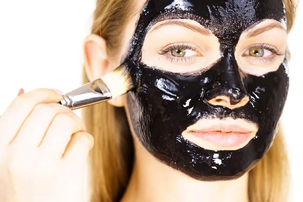 Jonge Vrouw Met Borstel Zwarte Detox Peel Masker Haar Gezicht — Stockfoto