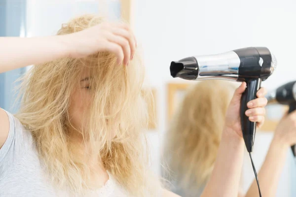 Donna Positiva Utilizzando Asciugacapelli Sulla Sua Acconciatura Bionda Haircare Concetto — Foto Stock