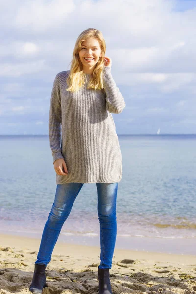 해변을 소녀는 가을에 스웨터를 — 스톡 사진