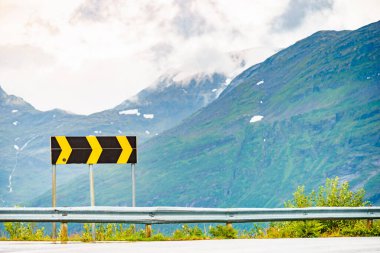 Sarı oklar trafik uyarısı. Tehlikeli viraj.