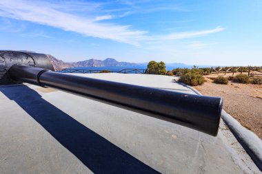 Turistik bir yer. İspanya Cartagena 'daki Castillitos Silah Bataryası. Sahil savunması için askeri top, donanma topları. Mezranon Silahları.