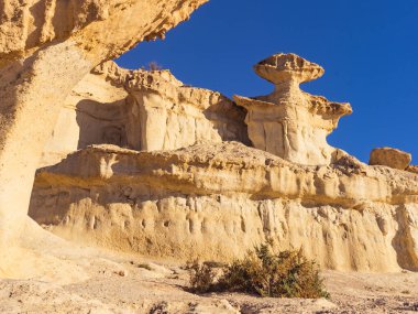 Büyülü şehir Bolnuevo, sarı kumtaşı oluşumlarını aşındırdı, Murcia İspanya. Turist eğlencesi.