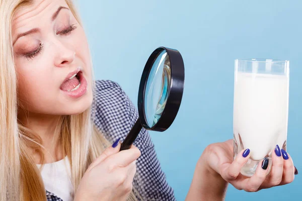 Gezonde Dranken Goede Voeding Zuivelingrediënten Concept Vrouw Die Naar Melk — Stockfoto