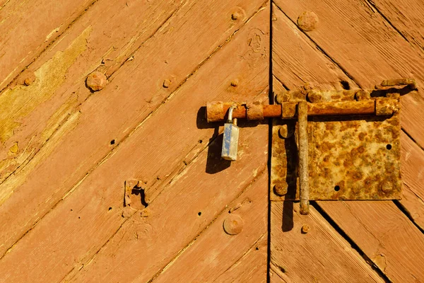 Stare Drewniane Zamknięte Drzwi Zamkiem Rustykalnym — Zdjęcie stockowe
