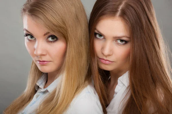 Relaciones Familiares Concepto Amistad Dos Hermosas Hermanas Rubia Morena Con —  Fotos de Stock