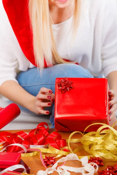Conceito Natal Menina Loira Adolescente Feliz Vestindo Chapéu Papai Noel — Fotografia de Stock