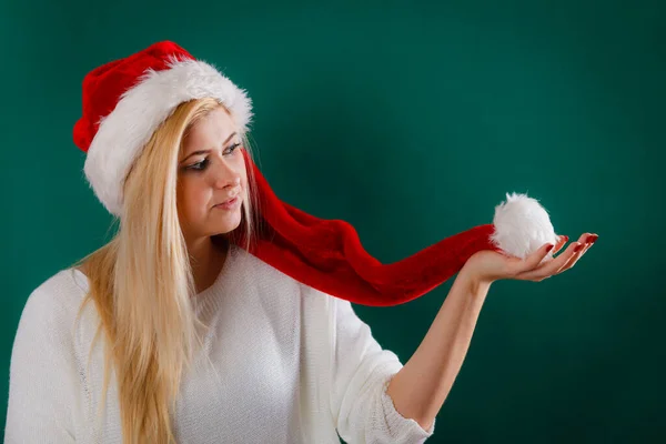 Frau Mit Weihnachtsmannmütze Wartet Auf Weihnachtsgeschenke Und Spielt Mit Bommel — Stockfoto
