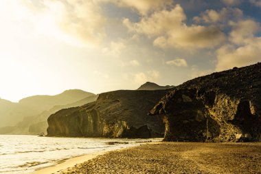 Monsul plajı. Sahil manzarası, Cabo de Gata Nijar Doğal Parkı, Almerya, Endülüs, İspanya. Turist eğlencesi