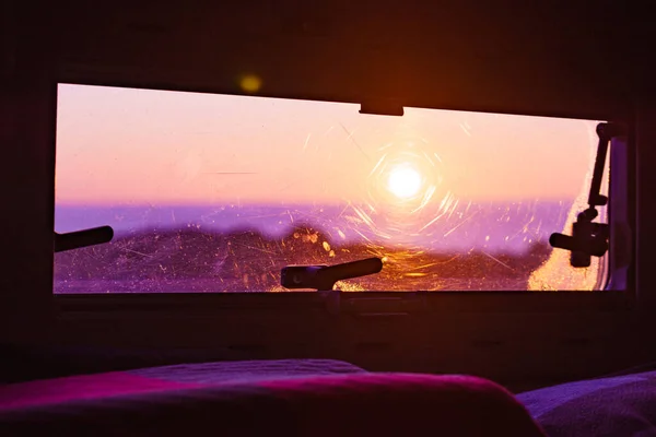 Вид Крізь Вікно Каравана Природі Ранковий Схід Сонця Пейзаж Пригодницькі — стокове фото