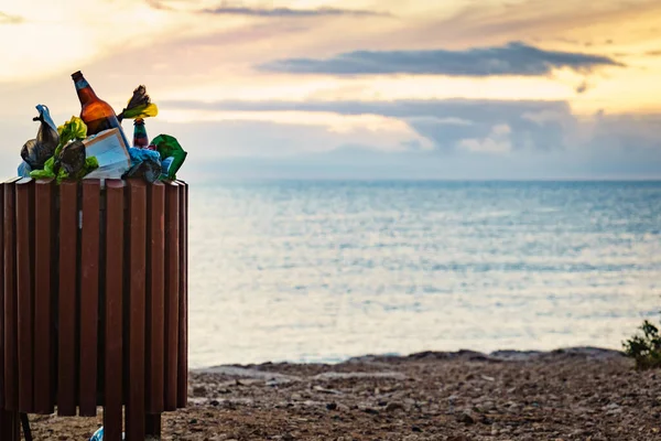 Havslandskap Spanska Havet Strand Med Soptunna Full Skräp Hålla Stranden — Stockfoto